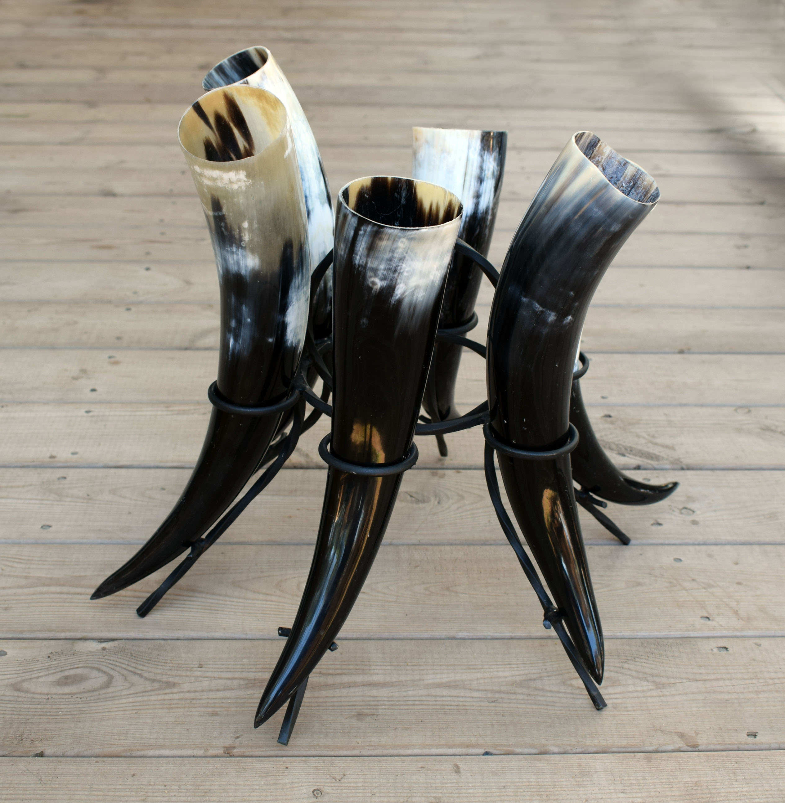 Viking drinking horn set 6 polished drinking horns each 400ml in a round table stand